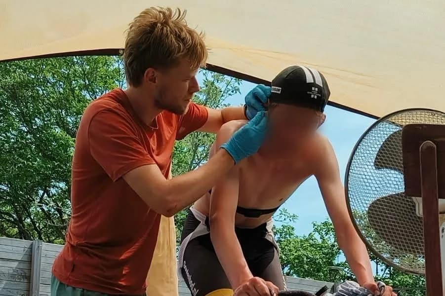 Tycho neemt tijdens een inspanningstest een vingerprik af bij een renner op zijn eigen trainer