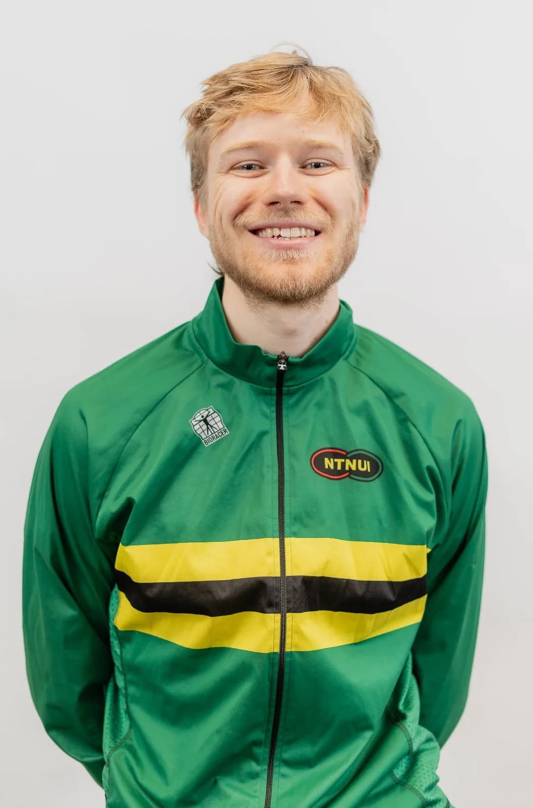 Portret van Tycho Parmentier in een groen NTNU-trainingsjack
